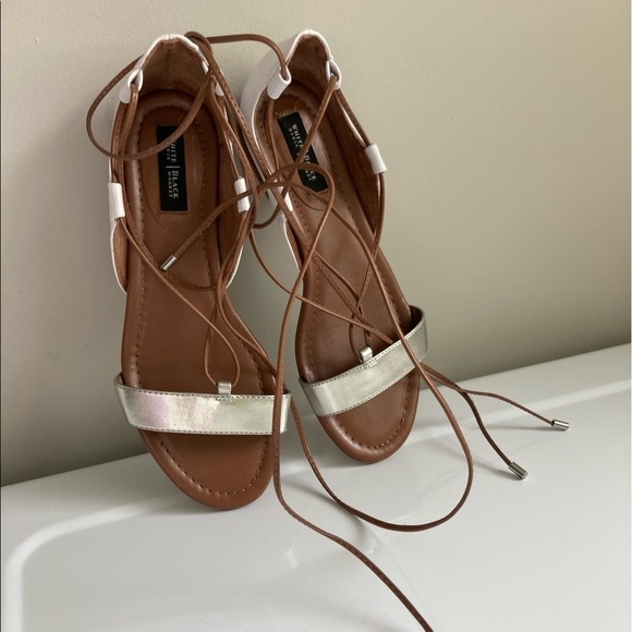 Sandal Flats Gladiator Size 6 Ankle Tie Flats White & Silver Preloved Gently - Picture 7 of 10